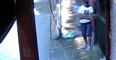 Captado en vídeo: Ladrón saquea vivienda en San Francisco de Macorís